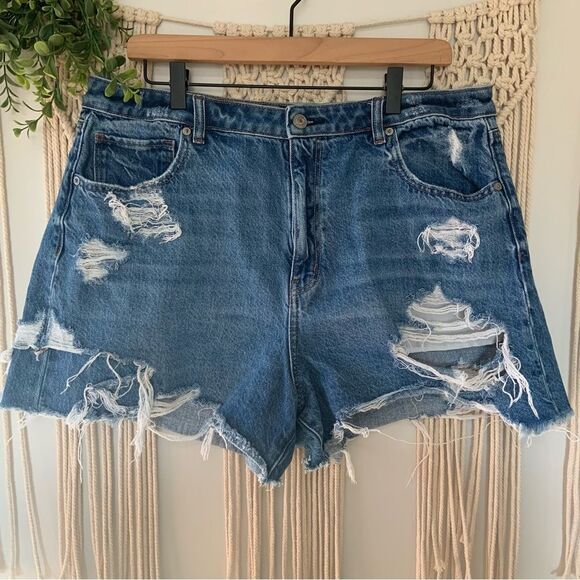 American Eagle Outfitters Pants - AMERICAN EAGLE Distressed Raw Hem Mom Jean 100% Cotton Denim Shorts 18